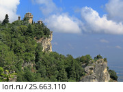 Вид на башню Ла Честа на вершине горы Титано в Сан-Марино (2015 год). Стоковое фото, фотограф Александр Степанов / Фотобанк Лори