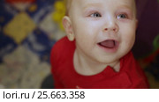 Rejoicing child at home. Стоковое видео, видеограф Потийко Сергей / Фотобанк Лори