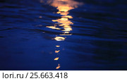 The play of light in dark water. Стоковое видео, видеограф Яна Королёва / Фотобанк Лори