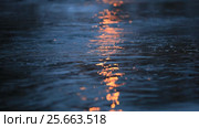 Вода течет в реке переливаясь в вечернем свете. Стоковое видео, видеограф Яна Королёва / Фотобанк Лори