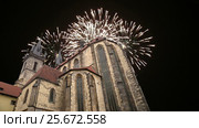 The gothic Church of Mother of God in front of Tyn in Old Town Square and holiday fireworks , Prague, Czech Republic (2017 год). Стоковое видео, видеограф Владимир Журавлев / Фотобанк Лори