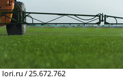 Farm Fetilizer Watering In The Green Lawn Field. Стоковое видео, видеограф Станислав Панкратов / Фотобанк Лори