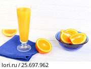 Glass of orange juice  on a light wooden background. Стоковое фото, фотограф Феликс Хромых / Фотобанк Лори