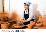 Female elderly master among the pottery. Стоковое фото, фотограф Яков Филимонов / Фотобанк Лори