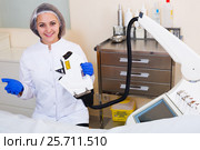 Doctor showing laser hair removal. Стоковое фото, фотограф Яков Филимонов / Фотобанк Лори