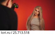 Photographer taking pictures for girl model in studio with ref background. Стоковое фото, фотограф Константин Шишкин / Фотобанк Лори
