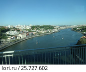 Вид с моста на реку Дору в городе Порту. Португалия. (2016 год). Стоковое фото, фотограф Роман Каменский / Фотобанк Лори