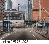 Москва. Март 11, 2017. Шлагбаум на выезде из Экспоцентра к переулку Выставочный. Вид на деловой центр Москва-Сити. Редакционное фото, фотограф Светлана Васильева / Фотобанк Лори