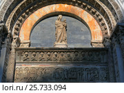 Барельеф над входом в Баптистерий Сан-Джованни (Battistero di San Giovanni). Пиза, Италия (2015 год). Стоковое фото, фотограф Александр Степанов / Фотобанк Лори
