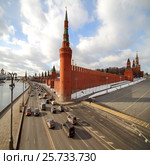 Москва, центр. Беклемишевская, она же Москворецкая башня в юго-восточном углу Кремля и Кремлёвская набережная (2017 год). Стоковое фото, фотограф A Челмодеев / Фотобанк Лори
