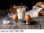 Молоко и варенные яйца на деревянном столе. Стоковое фото, фотограф Татьяна Ляпи / Фотобанк Лори