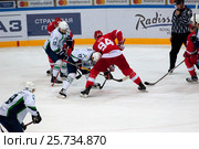 R. Stoa (94) vs A. Kuryanov (17) on faceoff. Редакционное фото, фотограф Alexander Mirt / Фотобанк Лори