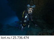 Female scuba diver swimming in the canyon, Red sea, Dahab, Sinai Peninsula, Egypt (2016 год). Редакционное фото, фотограф Некрасов Андрей / Фотобанк Лори