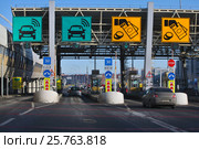 Санкт-Петербург. Западный скоростной диаметр (ЗСД). Платная дорога. Пункт оплаты проезда. (2017 год). Редакционное фото, фотограф Александр Тарасенков / Фотобанк Лори