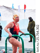Женщина - морж, поднимается с проруби. Кубок Байкала 2017. Поселок Сахюрта. Ольхонский район. Иркутская область. Редакционное фото, фотограф Виктор Никитин / Фотобанк Лори