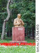 Памятник Кулибину в парке в Нижнем Новгороде полностью (2012 год). Редакционное фото, фотограф Дмитрий Тищенко / Фотобанк Лори
