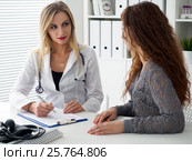 Doctor consulting her female patient. Стоковое фото, фотограф Людмила Дутко / Фотобанк Лори