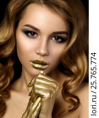 Beauty portrait of young woman with golden makeup. Стоковое фото, фотограф Людмила Дутко / Фотобанк Лори