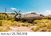 Старый самолет Ан-12 на заброшенном аэродроме в летний солнечный день. Редакционное фото, фотограф FotograFF / Фотобанк Лори