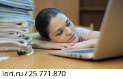 Overloaded with work woman. Стоковое видео, видеограф Илья Шаматура / Фотобанк Лори