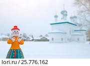 Каргополь. Каргопольская глиняная игрушка "Берегиня" на фоне церкви Рождества Пресвятой Богородицы (2009 год). Редакционное фото, фотограф Румянцева Наталия / Фотобанк Лори