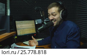 Radio dj man indoor at radio studio (2017 год). Редакционное видео, видеограф Виктор Аллин / Фотобанк Лори