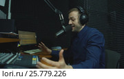 Radio dj man indoor at radio studio. Стоковое видео, видеограф Виктор Аллин / Фотобанк Лори