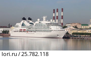 Морское туристическое судно Seabourn Quest пришвартовано на набережной Лейтенанта Шмидта в Санкт-Петербурге (2016 год). Редакционное видео, видеограф Сергей Дубров / Фотобанк Лори