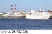Санкт-Петербург, набережная Лейтенанта Шмидта. Круизные корабли L`Austral и Silver Wind у причала (2016 год). Редакционное видео, видеограф Сергей Дубров / Фотобанк Лори