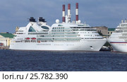 Морское круизное судно Seabourn Quest пришвартовано на набережной Лейтенанта Шмидта в Санкт-Петербурге (2016 год). Редакционное видео, видеограф Сергей Дубров / Фотобанк Лори