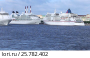Морские круизные суда Seabourn Quest и Europa пришвартованы на набережной Лейтенанта Шмидта в Санкт-Петербурге, мимо проплывает лайнер Silver Whisper (2016 год). Редакционное видео, видеограф Сергей Дубров / Фотобанк Лори