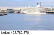 Туристическое морское судно Seven Seas Voyager пришвартовано на набережной Лейтенанта Шмидта в Санкт-Петербурге (2016 год). Редакционное видео, видеограф Сергей Дубров / Фотобанк Лори