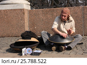 Музыкант, играющий на инструменте ханг (Hang Drum) (2010 год). Редакционное фото, фотограф Роман Рожков / Фотобанк Лори