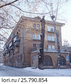 Старый многоквартирный дом на улице Грибоедова, 55А. Челябинск. (2016 год). Редакционное фото, фотограф Нина Карымова / Фотобанк Лори