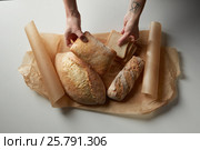 Hands with a bread. Стоковое фото, фотограф Ярослав Данильченко / Фотобанк Лори