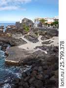 Лавовый пляж с бетонными дорожками в Гарачико рядом с крепостью Castillo de San Miguel. Тенерифе, Канарские острова, Испания (2016 год). Редакционное фото, фотограф Кекяляйнен Андрей / Фотобанк Лори