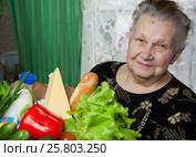 Счастливая 90-летняя пенсионерка получила продукты от соцработника. Стоковое фото, фотограф Evgenii Mitroshin / Фотобанк Лори