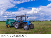 Трактор с косилкой на уборке сена. Стоковое фото, фотограф Kroshanya / Фотобанк Лори