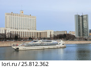Москва.Вид на Краснопресненскую набережную,Дом Правительства Российской Федерации и здание Мэрии Москвы (2017 год). Редакционное фото, фотограф Антон Вербило / Фотобанк Лори
