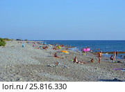 Пляж в Головинке. Лазаревский район, Сочи (2015 год). Редакционное фото, фотограф Александр Замараев / Фотобанк Лори