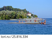 Пляж в Головинке около впадения реки Шахе в Черное море. Лазаревский район, Сочи (2015 год). Редакционное фото, фотограф Александр Замараев / Фотобанк Лори