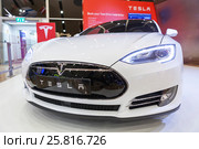 Крупный план автомобиля Тесла (Tesla Model S). Вид спереди. Электрический седан, цвет белая звезда (2015 год). Редакционное фото, фотограф Кекяляйнен Андрей / Фотобанк Лори