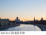 Силуэт Московского Кремля  и "Москва-реки" в вечерний час (2017 год). Стоковое фото, фотограф Emelinna / Фотобанк Лори