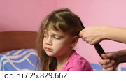 Мама расчесывает длинные волосы дочки, и заплетает их в косичку. Стоковое видео, видеограф Иванов Алексей / Фотобанк Лори