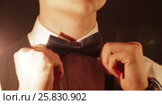 The man straightens his tie. Стоковое видео, видеограф Илья Насакин / Фотобанк Лори