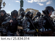 Сотрудники ОМОНа во время несанкционированного митинга на Пушкинской площади в центре города Москвы, Россия, 26 марта 2017. Редакционное фото, фотограф Николай Винокуров / Фотобанк Лори