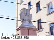 Архитектурный элемент. Серп, молот, щит, лавр - украшение входной группы в старый дворик. Стоковое фото, фотограф Нина Карымова / Фотобанк Лори