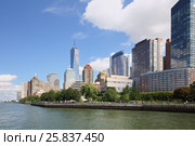 Embankment with tall buildings and Robert F. Wagner Jr. Park on coast Manhattan in New York City (2014 год). Стоковое фото, фотограф Losevsky Pavel / Фотобанк Лори