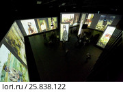 MOSCOW, RUSSIA - FEB 12, 2015: People at Multimedia exhibition Great modernists in ArtPlay Design Center. Редакционное фото, фотограф Losevsky Pavel / Фотобанк Лори