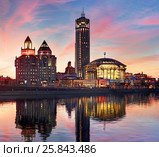 Московский международный Дом музыки на закате. Элитная гостиница Swissotel RedHills (2013 год). Редакционное фото, фотограф Юрий Кирсанов / Фотобанк Лори